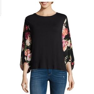 🖤 NWT Black and Floral Puffed Sleeve Top 🖤